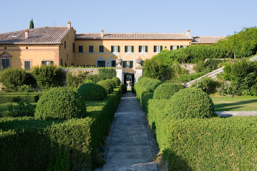 front view of a wedding villa in Tuscany