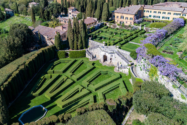 gardens in a wedding villa in tuscany