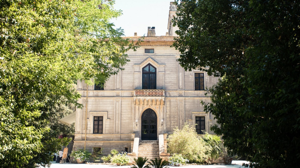 front view of the facade of a villa for weddings on the lake