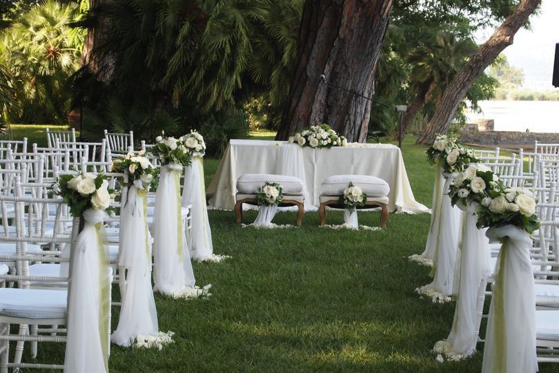 symbolic ceremony setting in a villa for weddings on the lake