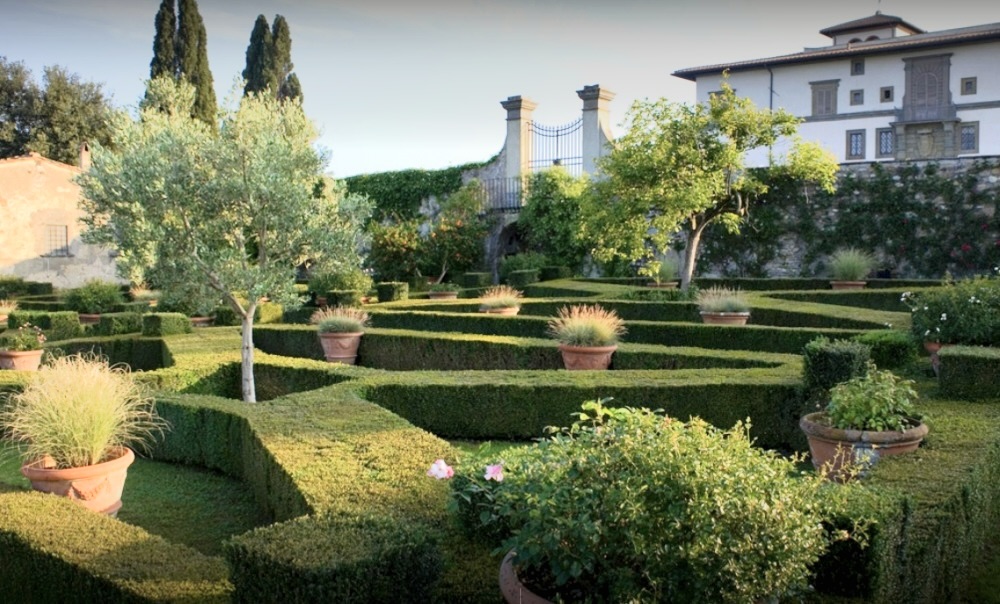 Garden of wedding villa in the Tuscan countryside