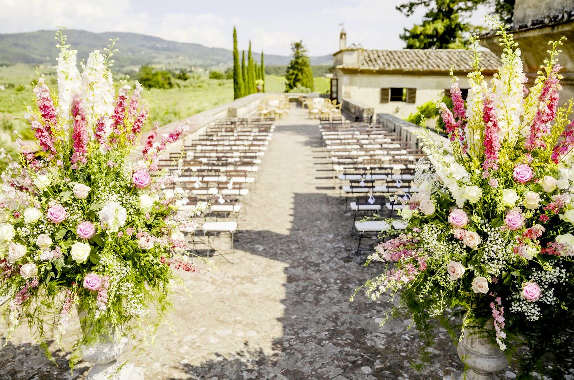 White and pink ceremony at the Tuscan villa in the countryside
