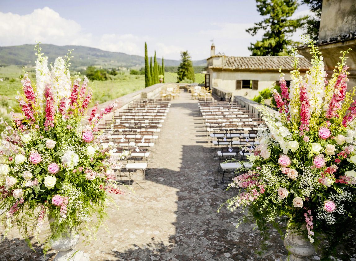White and pink ceremony at the Tuscan villa in the countryside