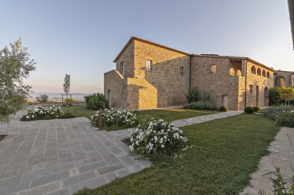 entrance of a rustic borgo for weddings in Tuscany