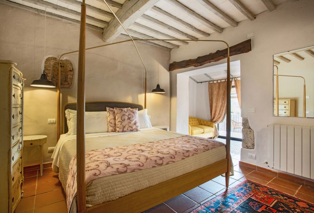 Yellow bedroom of the castle for weddings in Siena