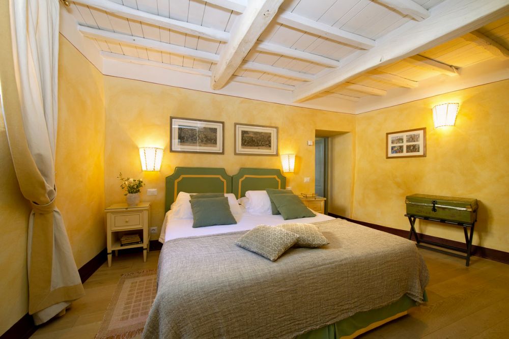 Yellow bedroom at the farmhouse for weddings in Tuscany
