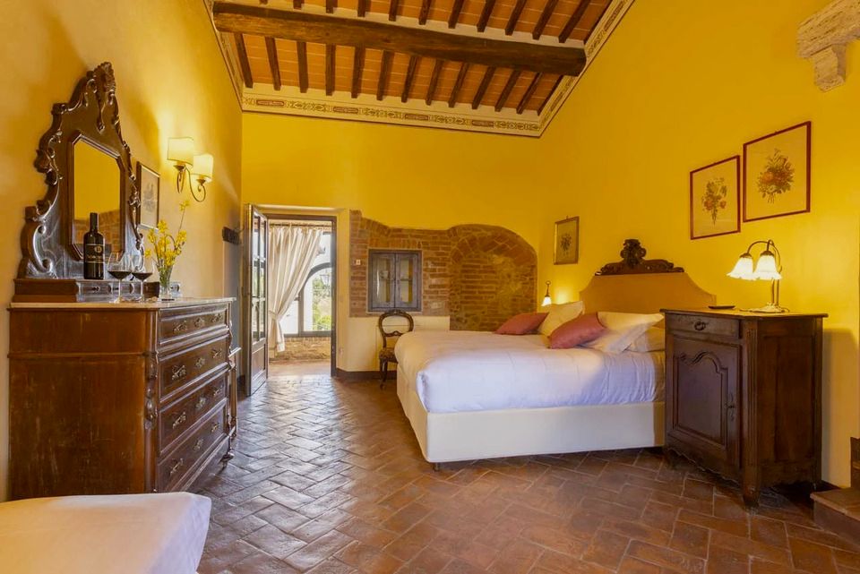 Yellow bedroom at the villa for weddings in Siena
