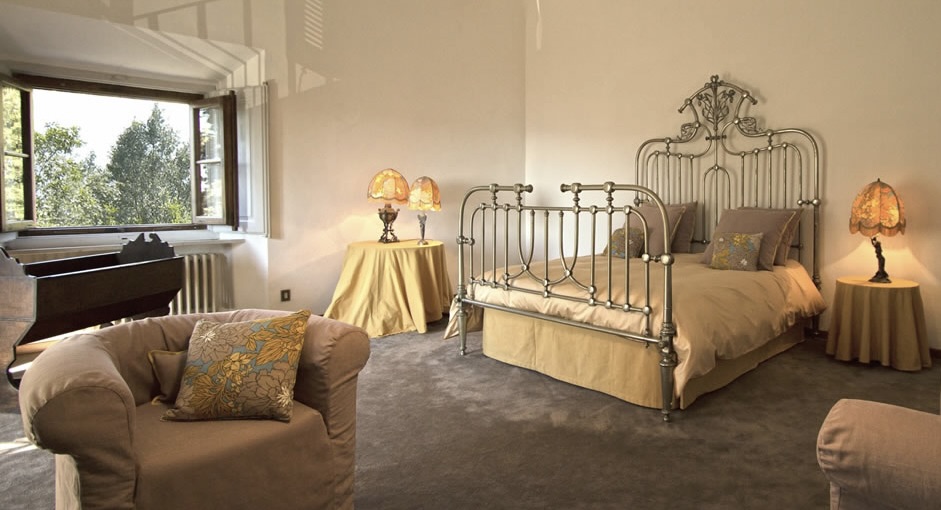 Yellow bedroom of villa for wedding in Tuscany